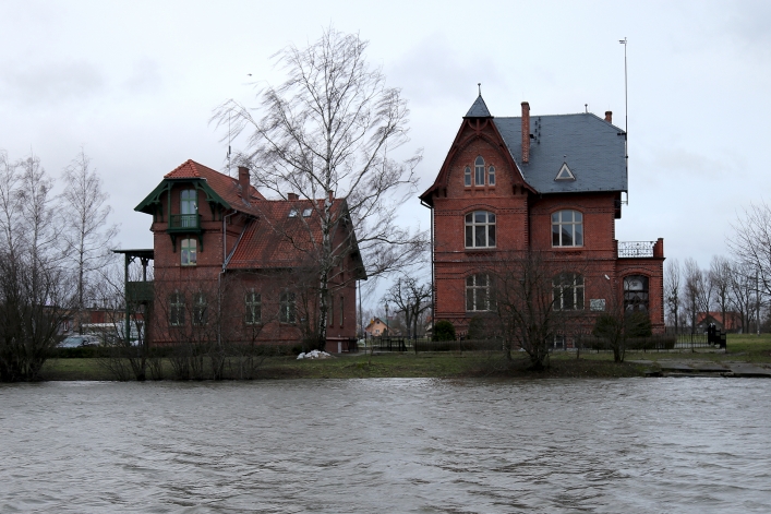 Cofka na rzece Elbląg. Jest coraz gorzej. Poziom wody rośnie