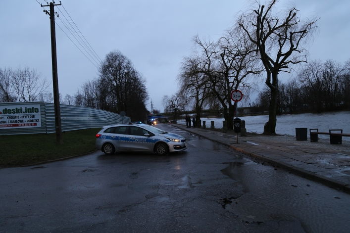 Cofka na rzece Elbląg. Jest coraz gorzej. Poziom wody rośnie