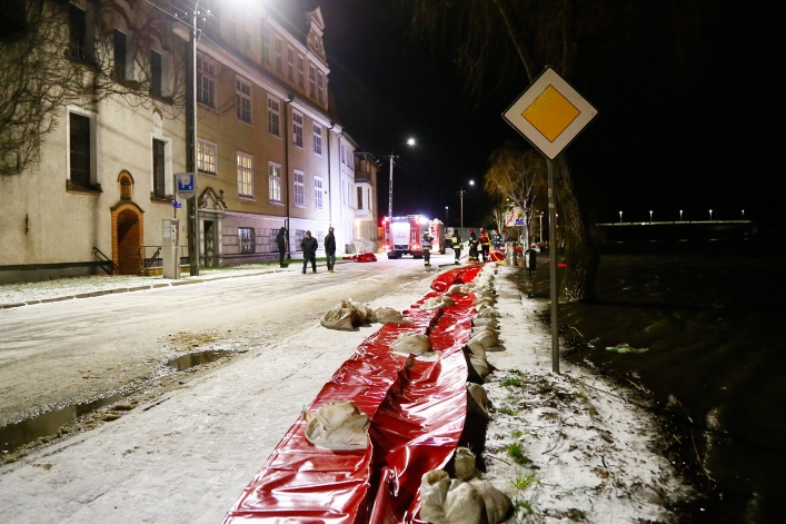 Cofka. Nocna akcja strażaków nad rzeką Elbląg. Na miejscu ekipy TVP Info i TVN24. Poziom wody rośnie