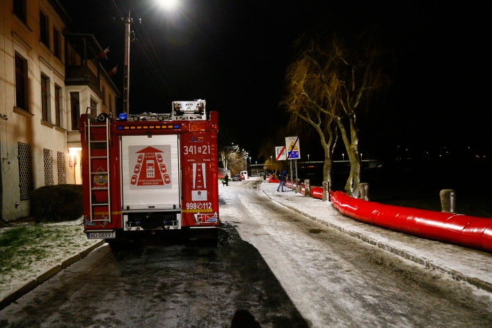 Cofka. Nocna akcja strażaków nad rzeką Elbląg. Na miejscu ekipy TVP Info i TVN24. Poziom wody rośnie