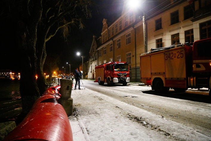 Cofka. Nocna akcja strażaków nad rzeką Elbląg. Na miejscu ekipy TVP Info i TVN24. Poziom wody rośnie