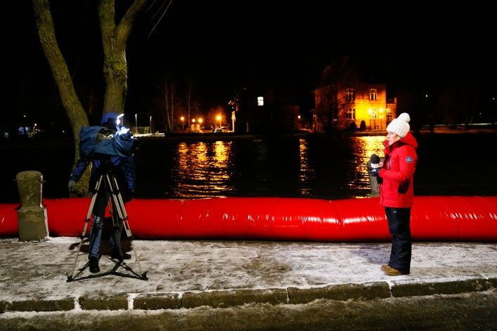 Cofka. Nocna akcja strażaków nad rzeką Elbląg. Na miejscu ekipy TVP Info i TVN24. Poziom wody rośnie