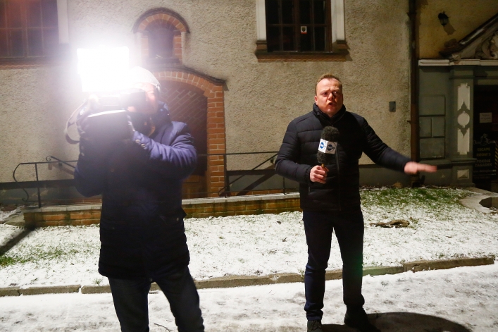 Cofka. Nocna akcja strażaków nad rzeką Elbląg. Na miejscu ekipy TVP Info i TVN24. Poziom wody rośnie