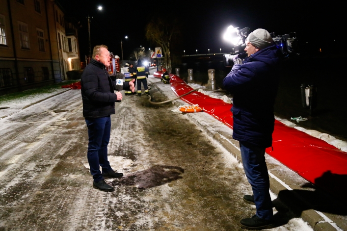 Cofka. Nocna akcja strażaków nad rzeką Elbląg. Na miejscu ekipy TVP Info i TVN24. Poziom wody rośnie