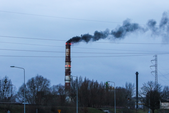Czarny, duszący dym z komina elektrociepłowni. Energa wyjaśnia