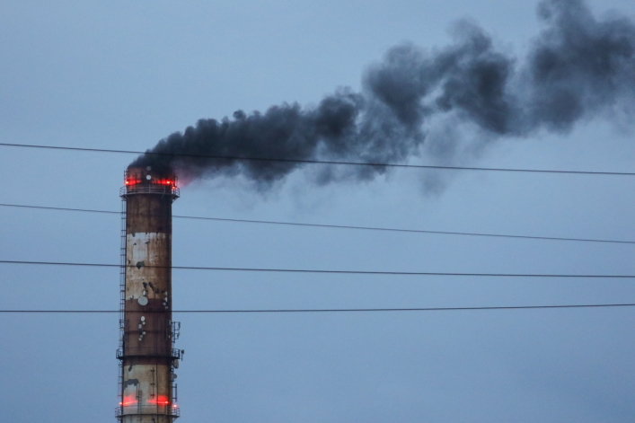 Czarny, duszący dym z komina elektrociepłowni. Energa wyjaśnia