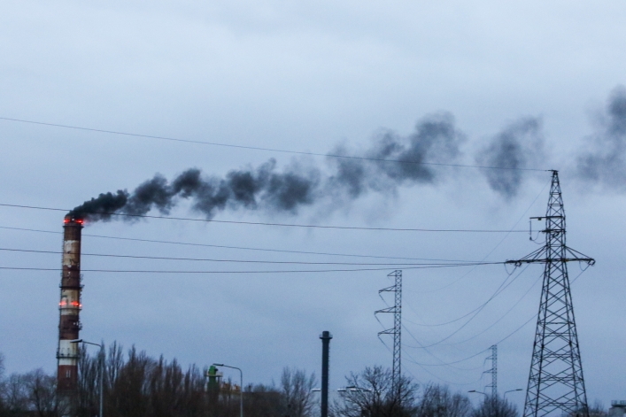 Czarny, duszący dym z komina elektrociepłowni. Energa wyjaśnia