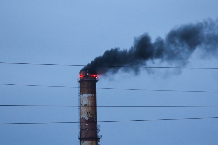 Czarny, duszący dym z komina elektrociepłowni. Energa wyjaśnia