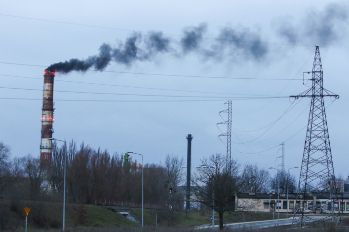 Czarny, duszący dym z komina elektrociepłowni. Energa wyjaśnia