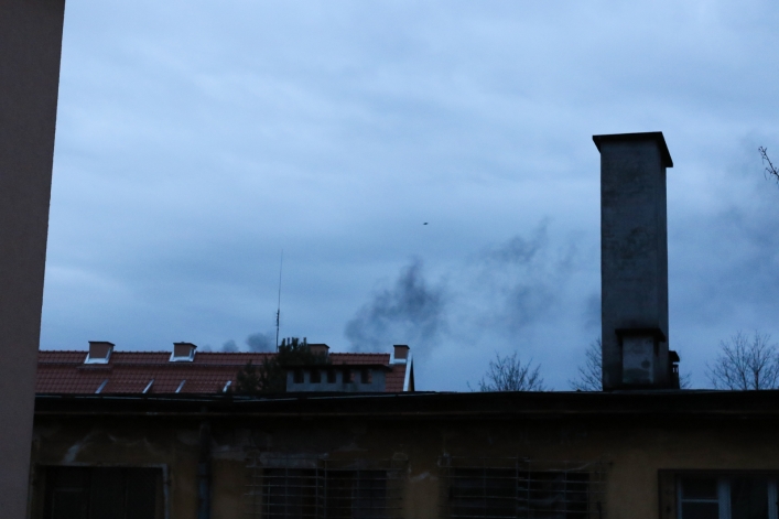 Czarny, duszący dym z komina elektrociepłowni. Energa wyjaśnia