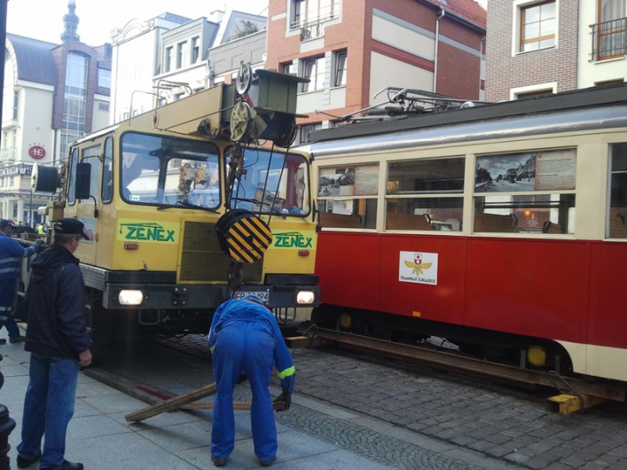 Czerwony tramwaj odjechał do zajezdni. Wróci za rok
