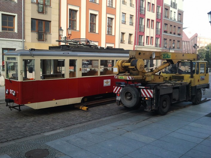 Czerwony tramwaj odjechał do zajezdni. Wróci za rok