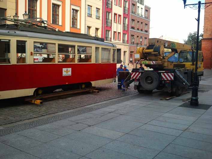 Czerwony tramwaj odjechał do zajezdni. Wróci za rok