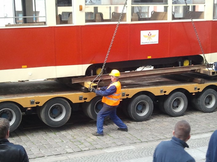 Czerwony tramwaj odjechał do zajezdni. Wróci za rok