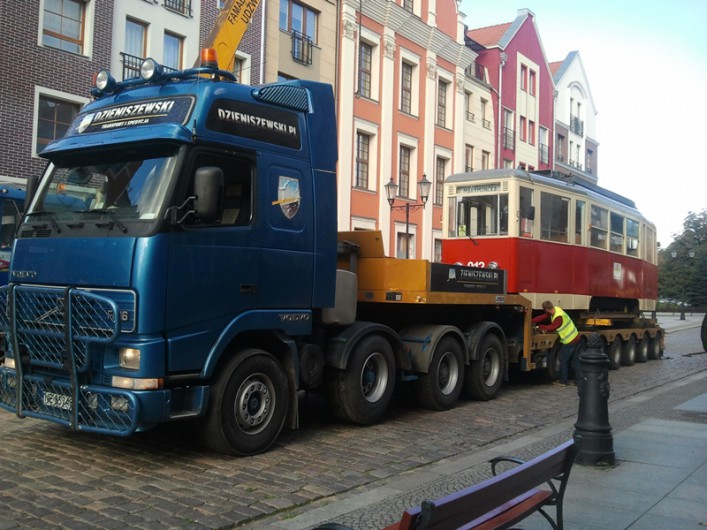 Czerwony tramwaj odjechał do zajezdni. Wróci za rok