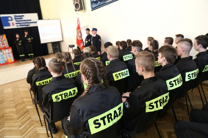 Członkowie Młodzieżowej Drużyny Pożarniczej ZST-I w Elblągu złożyli ślubowanie