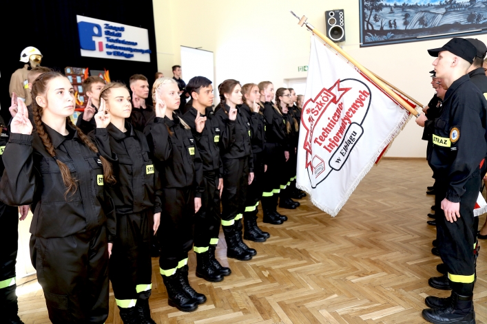 Członkowie Młodzieżowej Drużyny Pożarniczej ZST-I w Elblągu złożyli ślubowanie