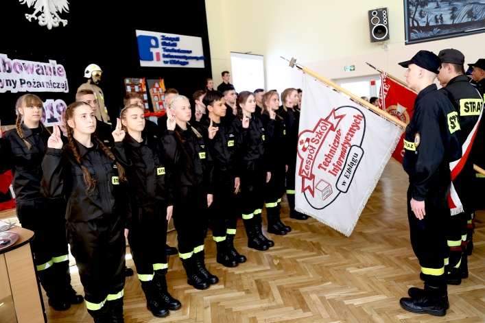 Członkowie Młodzieżowej Drużyny Pożarniczej ZST-I w Elblągu złożyli ślubowanie