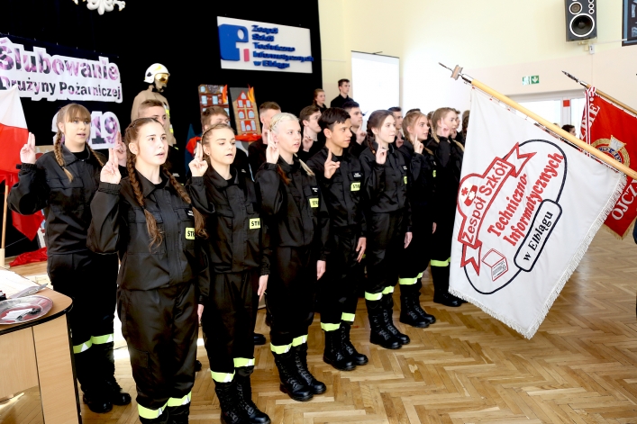Członkowie Młodzieżowej Drużyny Pożarniczej ZST-I w Elblągu złożyli ślubowanie