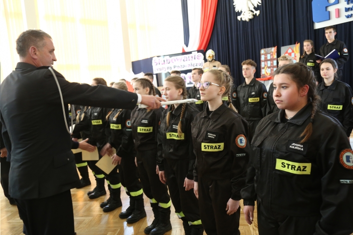 Członkowie Młodzieżowej Drużyny Pożarniczej ZST-I w Elblągu złożyli ślubowanie