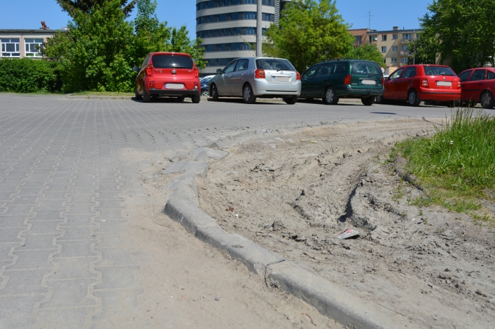 Dziura na terenie parkingu przed krytym lodowiskiem „Helena”