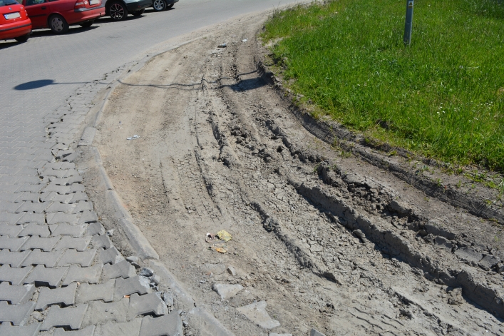 Dziura na terenie parkingu przed krytym lodowiskiem „Helena”