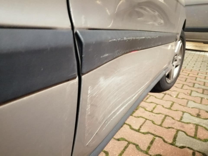 Czytelniczka szuka sprawcy szkody, który uszkodził jej samochód na parkingu przy Al. Grunwaldzkiej