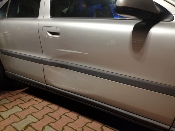 Czytelniczka szuka sprawcy szkody, który uszkodził jej samochód na parkingu przy Al. Grunwaldzkiej
