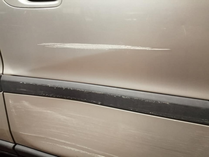 Czytelniczka szuka sprawcy szkody, który uszkodził jej samochód na parkingu przy Al. Grunwaldzkiej