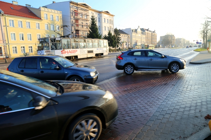 Al. Grunwaldzka. Skręt w tymczasową drogę objazdową