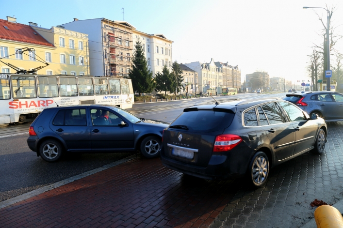 Al. Grunwaldzka. Skręt w tymczasową drogę objazdową