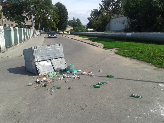 Daj znać. Kosze przewrócone na drodze. Nikt nie reagował