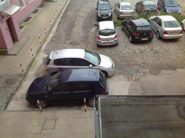 blokada dojazdu na parking przez jednego z elbląskich kierowców