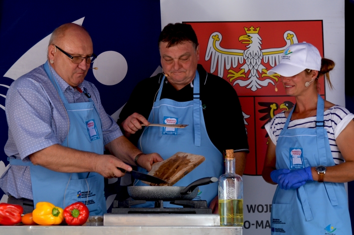 Dania ze ślimaków przyrządzali na elbląskiej starówce sam prezydent i przewodniczący sejmiku!