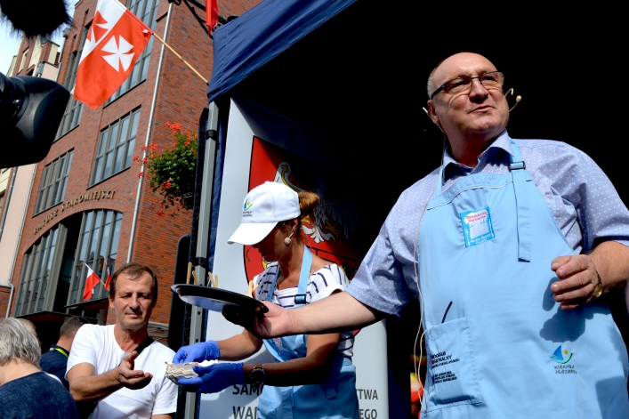 Dania ze ślimaków przyrządzali na elbląskiej starówce sam prezydent i przewodniczący sejmiku!
