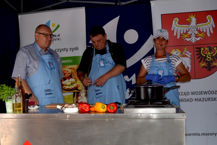 Dania ze ślimaków przyrządzali na elbląskiej starówce sam prezydent i przewodniczący sejmiku!