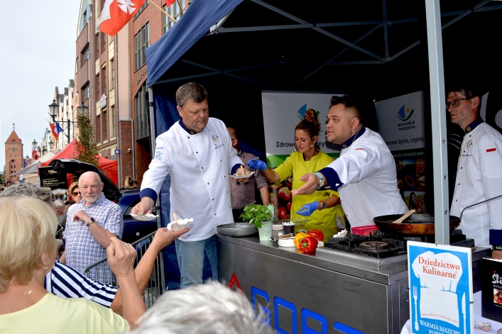 Dania ze ślimaków przyrządzali na elbląskiej starówce sam prezydent i przewodniczący sejmiku!