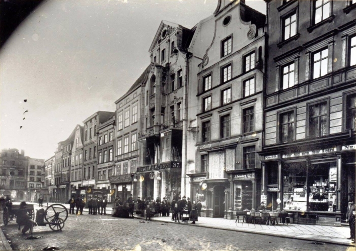 Ulica Rybacka (pierwsza dekada XX wieku). Od prawej numery: 35,36, 37 (najbardziej efektowna kamienica na załączonej fotografii; pomiędzy pierwszą a drugą kondygnacją widoczny numer).