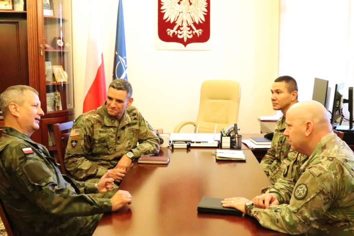 Dowódca Wielonarodowej Dywizji Północny-Wschód spotkał się z dowódcami grupy bojowej stacjonującej w Polsce