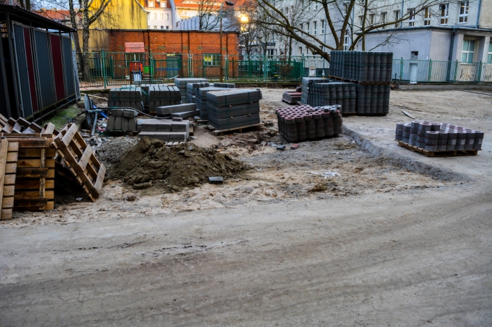 Droga osiedlowa przy ul. Giermków: powstają miejsca postojowe