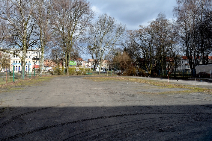 Działki w centrum miasta idą pod młotek. Powstanie centrum usługowe z parkingiem  