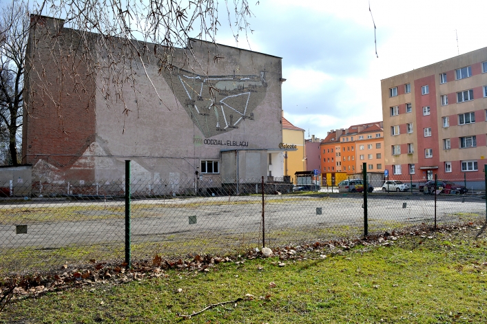 Działki w centrum miasta idą pod młotek. Powstanie centrum usługowe z parkingiem  