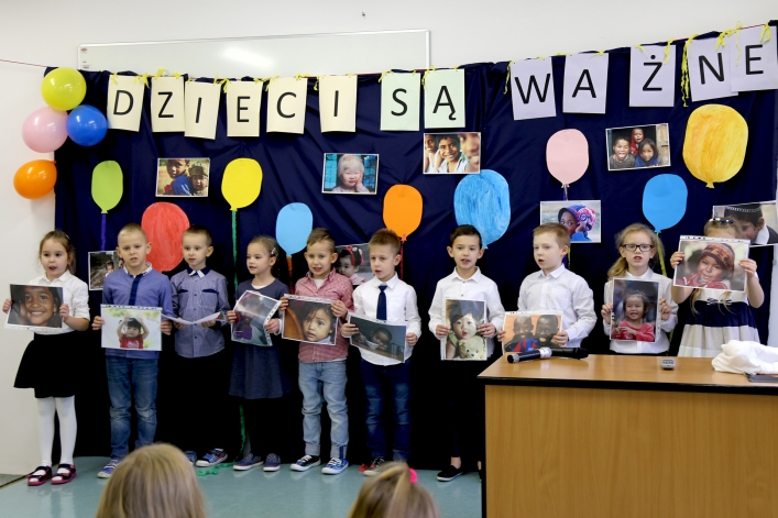 Dziecka prawa to nie zabawa. Apel w Akademickiej Szkole Podstawowej w Elblągu