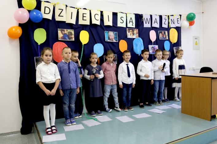 Dziecka prawa to nie zabawa. Apel w Akademickiej Szkole Podstawowej w Elblągu