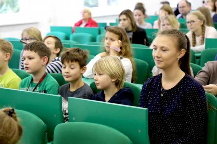 Dziecka prawa to nie zabawa. Apel w Akademickiej Szkole Podstawowej w Elblągu