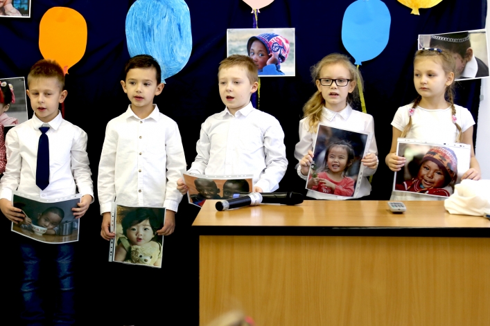 Dziecka prawa to nie zabawa. Apel w Akademickiej Szkole Podstawowej w Elblągu