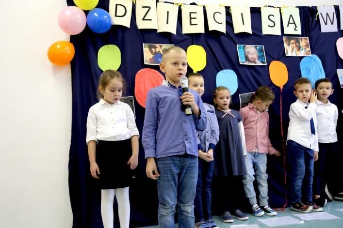 Dziecka prawa to nie zabawa. Apel w Akademickiej Szkole Podstawowej w Elblągu