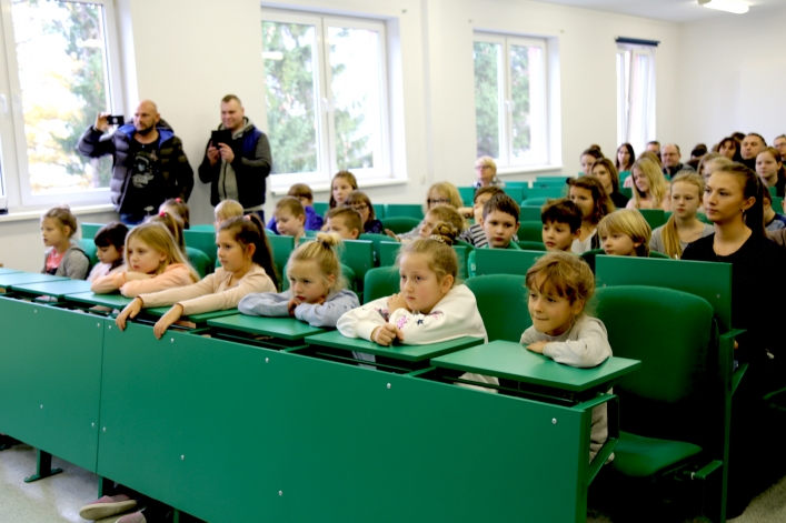 Dziecka prawa to nie zabawa. Apel w Akademickiej Szkole Podstawowej w Elblągu