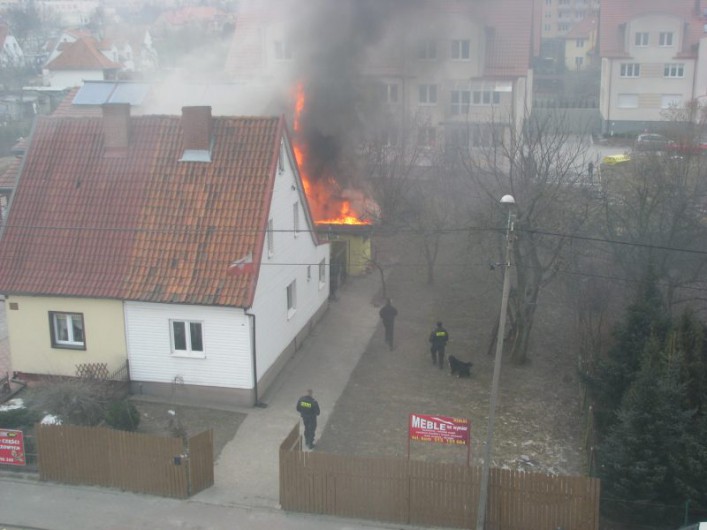 Dziś rano wybuchł pożar przy Żyrardowskiej. Strażacy ugasili ogień
