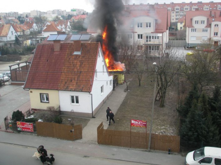 Dziś rano wybuchł pożar przy Żyrardowskiej. Strażacy ugasili ogień